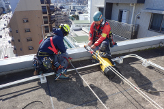 ロープアクセスによる電気通信設備設置